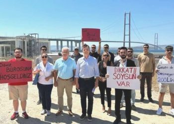 CHP Gençlik Kolları’ndan köprülerde aksiyon: ‘Döviz ofisine güzel geldiniz’