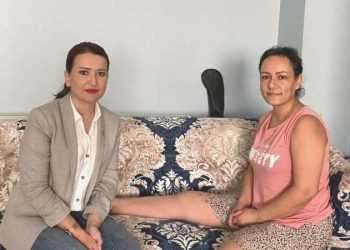 CHP’li Gökçen boşandığı eşi tarafından akına uğrayan Aydemir’i ziyaret etti