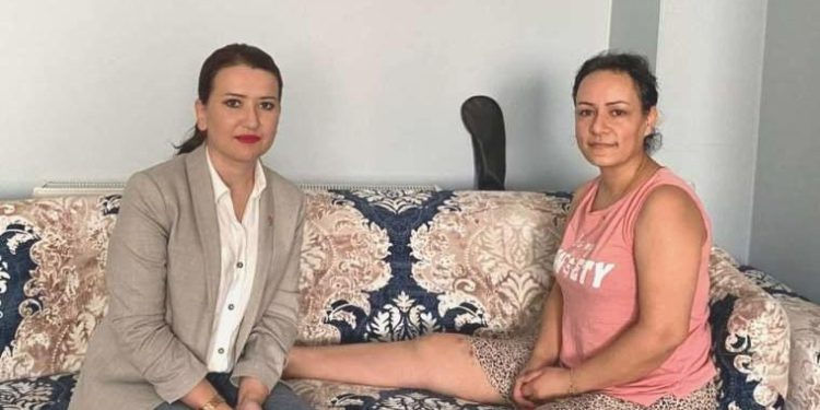 CHP’li Gökçen boşandığı eşi tarafından akına uğrayan Aydemir’i ziyaret etti