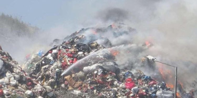 Çöp döküm alanında yangın: Takımların söndürme çalışması sürüyor!