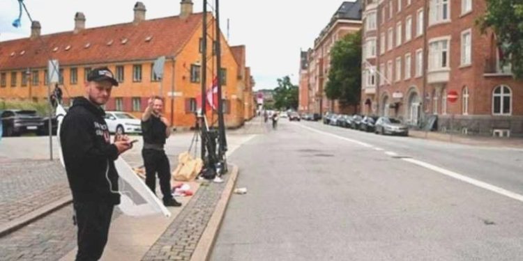 Danimarka’da Türkiye Büyükelçiliği önünde Kuran yaktılar