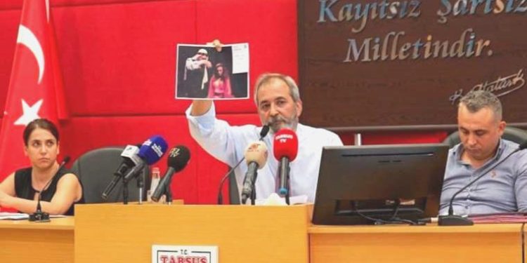 Devlet tiyatrosu oyununa gerici atak