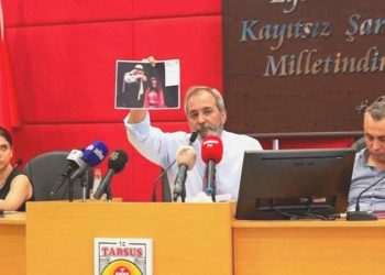 Devlet tiyatrosu oyununa gerici hücum