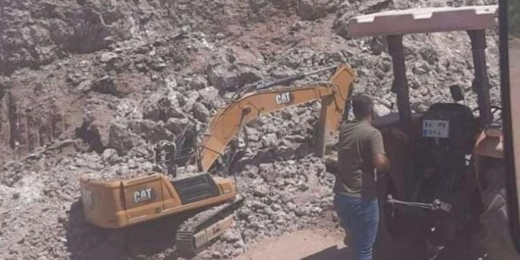 Diyarbakır’da iş cinayeti: Yol çalışması yapan iş makinesinin üzerine kayalar düştü!