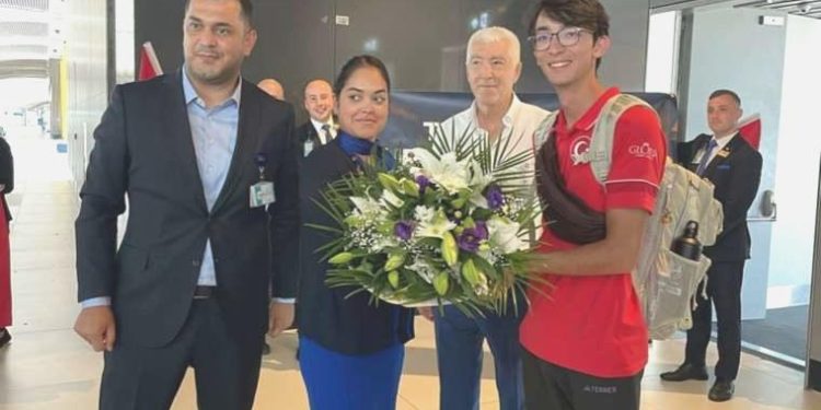 Dünya şampiyonu Mete Gazoz’a çiçekli karşılama