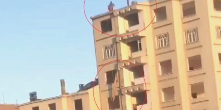 Elazığ’da ağır hasarlı binadan iple gereç indirdiler!