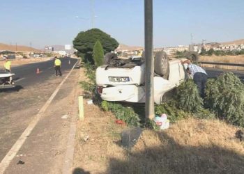 Elazığ’da aydınlatma direğine çarpan araba takla attı: 4 yaralı