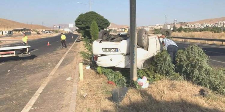 Elazığ’da aydınlatma direğine çarpan araba takla attı: 4 yaralı