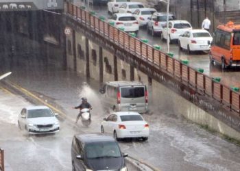 Erzurum’da sağanak yağış: Yollar göle döndü!