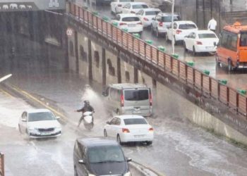Erzurum’da sağanak yağış: Yollar göle döndü!