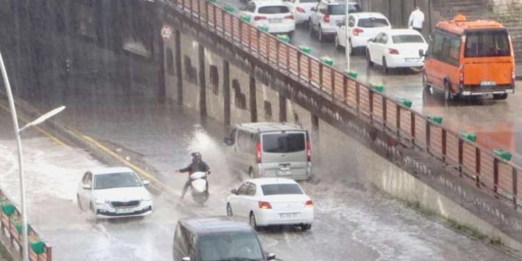 Erzurum’da sağanak yağış: Yollar göle döndü!