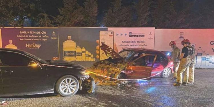 Eyüpsultan’da iki araba baş başa çarpıştı: 3 yaralı