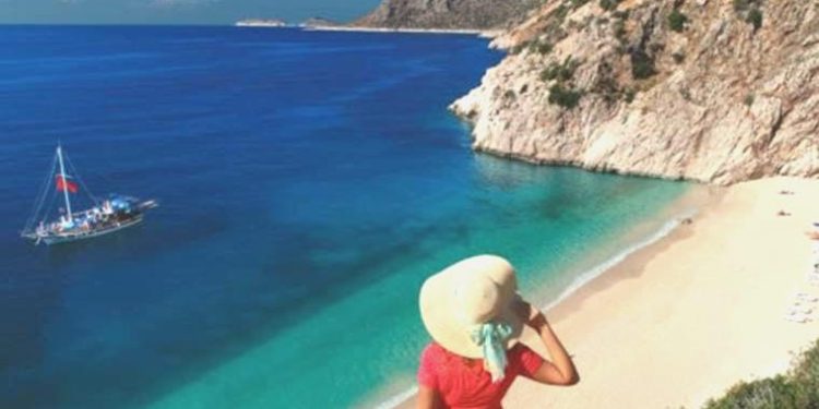 Financial Times: Ucuz fırsatlar ve zayıf lira, Türkiye’nin turistik cazibesini artırıyor