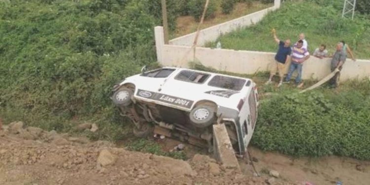 Fındık çalışanlarını taşıyan minibüs kaza yaptı: 13 yaralı