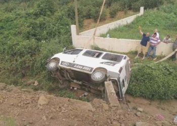 Fındık personellerini taşıyan minibüs kaza yaptı: 13 yaralı