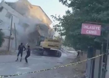 Gaziantep’te ağır hasarlı 5 katlı bina, yıkım sırasında çöktü