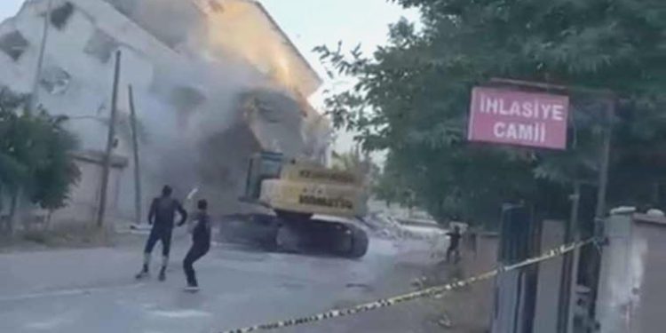 Gaziantep’te ağır hasarlı 5 katlı bina, yıkım sırasında çöktü