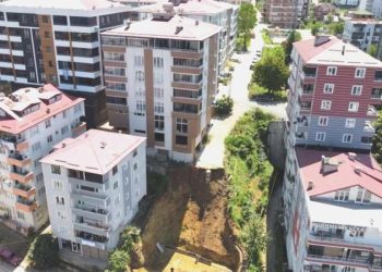 Giresun’da bahçe duvarı çöken 7 katlı bina tahliye edildi!