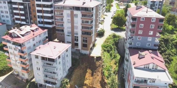 Giresun’da bahçe duvarı çöken 7 katlı bina tahliye edildi!