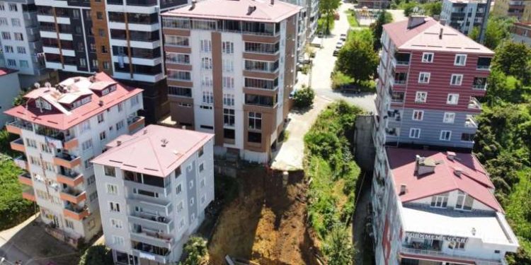 Giresun’da bahçe duvarı çöken 7 katlı bina tahliye edildi!