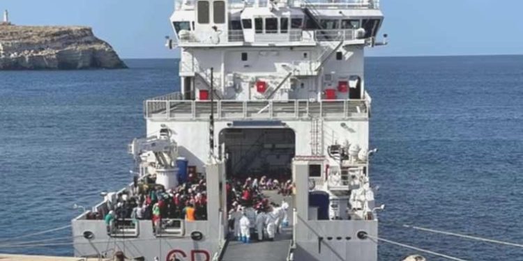 Göçmen tekneleri battı: 2 kişi öldü, 57 kişi kurtarıldı