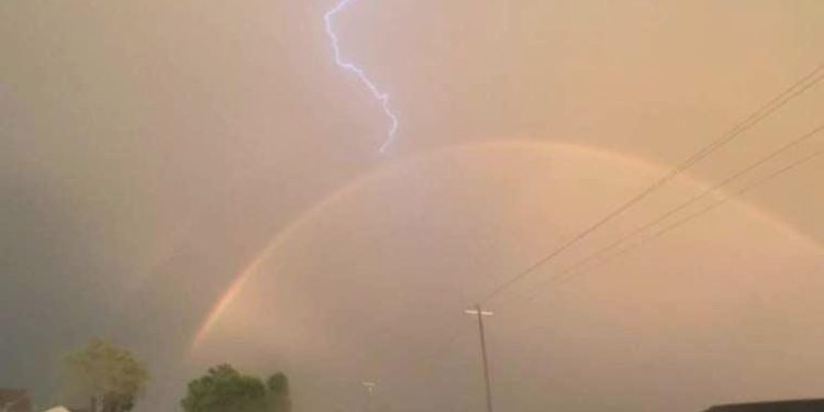 Gökkuşağına yıldırım çarptı