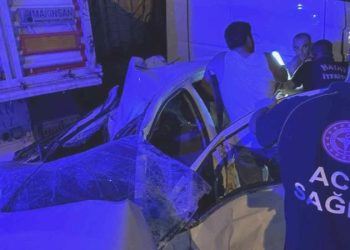 Hatay’da feci kaza… Park halindeki TIR’a çarpan araba hurdaya döndü: 2 meyyit, 2 yaralı