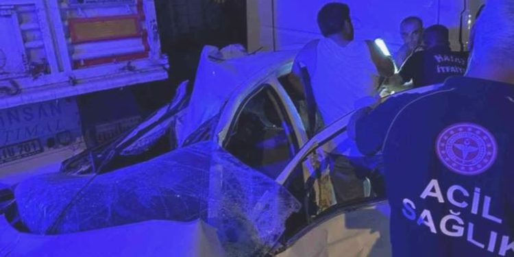 Hatay’da feci kaza… Park halindeki TIR’a çarpan araba hurdaya döndü: 2 meyyit, 2 yaralı