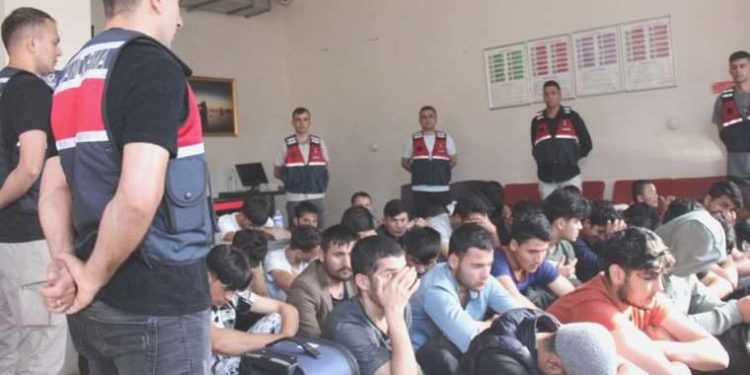 İçişleri Bakanı yakalanan kaçak göçmenlerin sayısını açıkladı