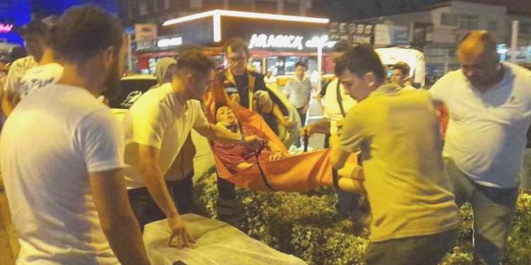 İki araba baş başa çarpıştı: 11 yaralı