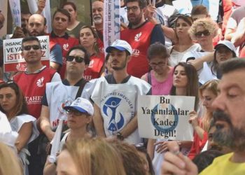 İş bırakma aksiyonu başladı: Sıhhat işçileri hakları için alanlara indi