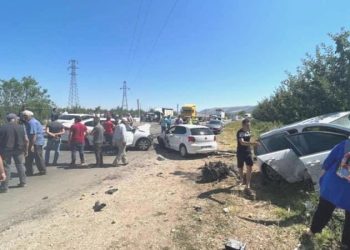 Isparta’da 4 araçlık zincirleme kaza: 2’si çocuk 9 yaralı