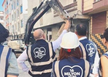 İstanbul’da bir riskli bina daha yıkıldı