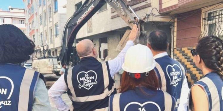 İstanbul’da bir riskli bina daha yıkıldı