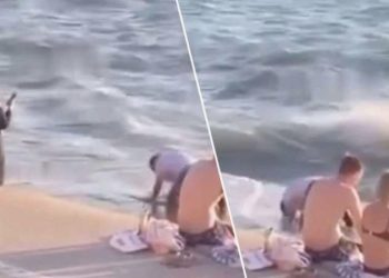 İstanbul’da değişik manzaralar: Denizde namaz kıldı