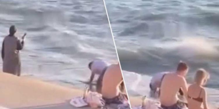 İstanbul’da değişik manzaralar: Denizde namaz kıldı