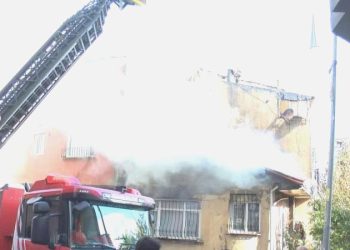 İstanbul’da korkutan çatı yangını: Yandaki binalara da sıçradı!