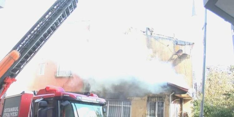 İstanbul’da korkutan çatı yangını: Yandaki binalara da sıçradı!