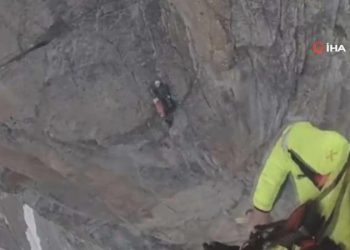 İtalya’da 3 bin metrede nefes kesen kurtarma operasyonu