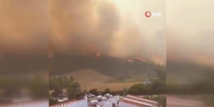 İtalya’nın Sardunya Adası’nda yangın: 4 kişi yaralandı, 600 kişi tahliye edildi