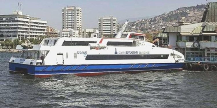 İZDENİZ vapuru kıyıya çarptı!