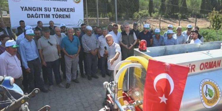 İzmir ve Manisa’da yangın riskine karşı mahallelere su tankeri dağıtıldı