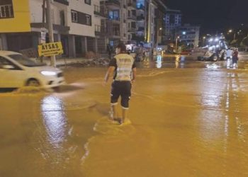 İzmir’de hareketli gece: Ana boru patladı, 2 mahalleyi su bastı