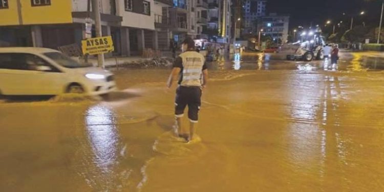 İzmir’de hareketli gece: Ana boru patladı, 2 mahalleyi su bastı