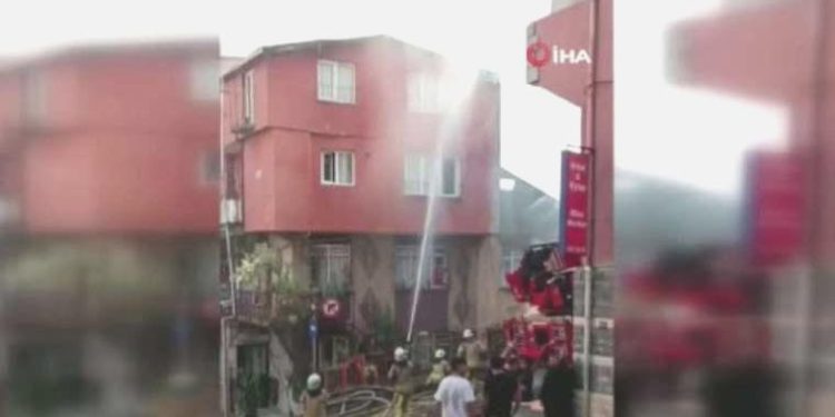 Kağıthane’de korkutan yangın: Yandaki bina da ziyan gördü!
