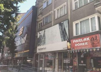 Kaldırımda yürüyen baba ile kızının üzerine beton modülleri düştü!