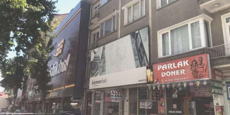 Kaldırımda yürüyen baba ile kızının üzerine beton modülleri düştü!