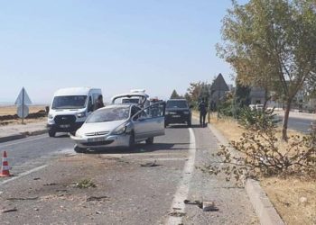 Karşı şeride geçen araba, hafif ticari araçla çarpıştı: 2’si ağır, 7 yaralı