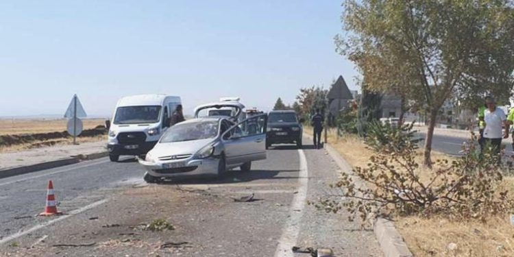 Karşı şeride geçen araba, hafif ticari araçla çarpıştı: 2’si ağır, 7 yaralı