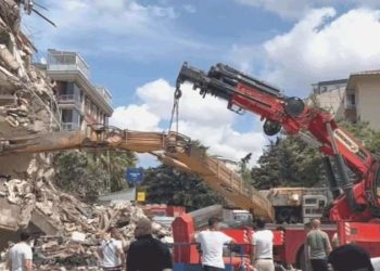 Kartal’da bina yıkımı yapan iş makinası devrildi